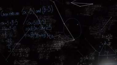 Matematiksel formüller, tebeşir denklemleri ve geometrik çizimlerle karanlık tuval üzerinde canlandırılıyor. Soyut, akademik, resimsel, eğitici, planlı, şematik, dijital