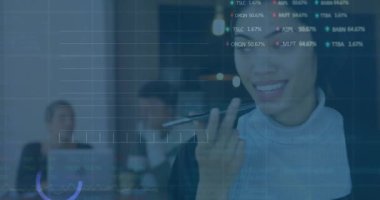 Stylus kalem tutan iş kadını, animasyon finansal çizelgeler ve borsa saatleri sergiliyor. Şirket, teknoloji, veri, yenilik, işbirliği, modern, profesyonel