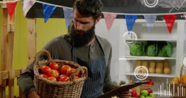 Yiyecek pazarında tableti kontrol ederken domateslerle ilgilenen satıcı, animasyon satış grafiği gösteriyor. Pazar, tarım, taze üretim, perakende, kırsal, canlı, verimlilik