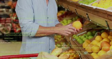 Portakalı elinde tutan orta yaşlı bir adam yüzen kod kaplamalarıyla teknolojisini sergiliyor. Taze ürün, perakende, canlı, sağlıklı yaşam tarzı, dijital kaplama, pazar, beslenme