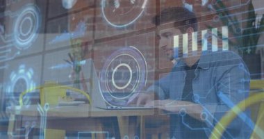 Teknik çalışma alanında dizüstü bilgisayarda çalışan bir adam dairesel diyagramlar, bar çizelgeleri, devre kalıpları gösteriyor. Teknoloji, yenilik, modern, dijital, çalışma alanı, üretkenlik, minimalizm