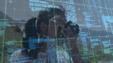 DSLR kameralı bir kadın tepeleri yakalıyor, şebekeyi örtüyor ve teknolojik tasarımı gösteren şifreli metinler yazıyor. Macera, yenilik, doğa, yaratıcılık, keşif, açık hava, teknoloji