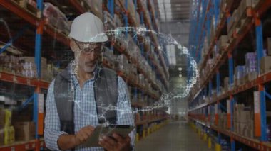 Adam depo koridorunu inceliyor, tablet kullanıyor, rafların üzerinde dijital harita grafiği gösteriyor. Lojistik, endüstriyel, teknoloji, envanter, güvenlik, organizasyon, tarama