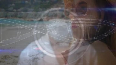 Hasır şapka takan, plaj teknolojisi arayüzünü araştıran HUD veri çizimleri yapan bir kadın. Sahil şeridi, boş zaman, fütüristik, açık hava, seyahat, huzur, yenilik