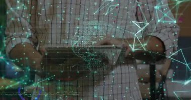 İş arkadaşları toplantıda iş verilerini analiz ediyor, parlayan düğümlerle holografik dünya gösteriyorlar. Teknoloji, yenilik, işbirliği, iş dünyası, fütüristik, dijital, veri