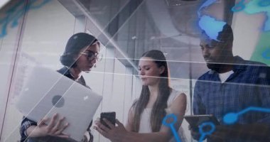 İş arkadaşları ofiste teknolojiyi tartışıyor, dijital cihazlar üzerinden holografik arayüzü sergiliyorlar. Yenilik, işbirliği, dijital, çalışma alanı, fütürizm, profesyonel, bağlantı