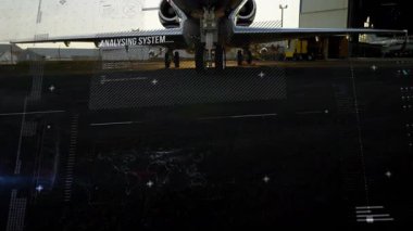 Ticari jet gövdesi asfaltta sergileniyor, 3 boyutlu görüntüleme motorları gösteriyor, dijital örtüler. Havacılık, uzay, teknoloji, mühendislik, ulaşım, altyapı, dijital