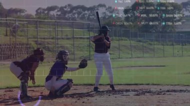 Kalede tutucu çömelmiş, spor analitiği görüntüsü veren bayan vurucu. Atletik, rekabet, teknoloji, açık hava, kararlılık, takım çalışması, dinamik