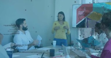 İş toplantısına katılan ayakta duran kadın, animasyon dünya grafikleri ve kod parçacıkları sunuyor. İşbirliği, takım çalışması, profesyonel, yenilik, kurumsal, modern, iletişim