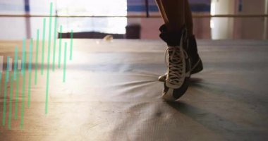 Spor salonunda boks antrenmanı yapan bayan sporcu yeşil renkli dengeleyici çubuklar gösteriyor. Atletik, fitness, spor, dinamik, eğitim, enerjik, modern