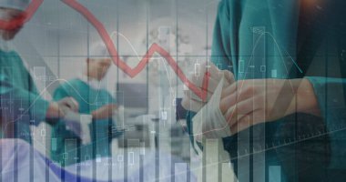 Ameliyathanedeki cerrahların finansal veri işleme görüntüsü. Küresel tıp ve sağlık hizmetleri kavramı dijital olarak oluşturulmuş imaj.