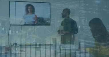 Telefon kulaklığı kullanan çeşitli iş adamlarının veri işleme görüntüsü. Küresel iş bağlantıları ve veri işleme kavramı dijital olarak oluşturulmuş görüntü.