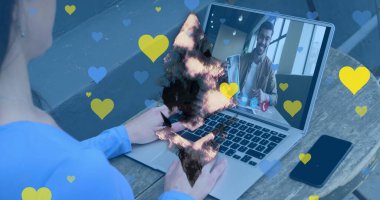 Bilgisayar kullanarak iş adamlarının üzerinde yüzen medya simgeleri. Küresel iş dünyası dijital arayüz teknolojisi ve dijital olarak oluşturulan ağ konsepti.