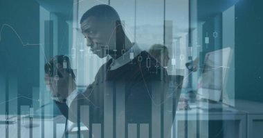 Basketbolcu üzerinden finansal veri işleme görüntüsü. Küresel iş bağlantıları ve veri işleme kavramı dijital olarak oluşturulmuş görüntü.