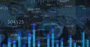 Ticaret masasında veri paneli gösteriliyor, bar çizelgeleri, çizgi grafiği ve dünya haritası örtüsüyle. Analizler, gösterge paneli, teknoloji, finans, dijital, yenilik, kurumsal