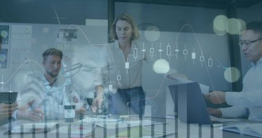 Çeşitli iş adamları üzerinde finansal veri işleme görüntüsü. küresel iş, finans, dijital arayüz ve bağlantılar konsepti dijital olarak oluşturulmuş görüntü.