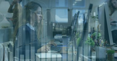 Çeşitli iş adamları üzerinde finansal veri işleme görüntüsü. küresel iş, finans, dijital arayüz ve bağlantılar konsepti dijital olarak oluşturulmuş görüntü.