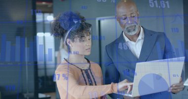 Ofisteki çeşitli iş adamlarıyla ilgili finansal veri işleme resmi. Küresel finans, iş, bağlantılar, hesaplama ve veri işleme kavramı dijital olarak oluşturuldu.