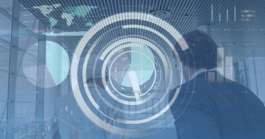 Bilgisayar sunucuları olan bir iş kadınının tarama ve veri işleme görüntüsü. Dijital arayüz teknolojisi ve iletişim konsepti dijital olarak oluşturuldu.