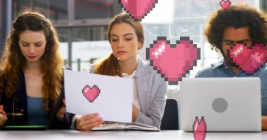 Çeşitli iş adamları üzerine düşen kalplerin görüntüsü. Küresel iş, finans, veri işleme ve dijital arayüz kavramı dijital olarak oluşturuldu.