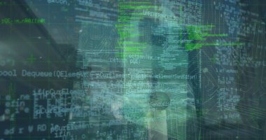 Yüksek binalara karşı veri işleme ve güvenlik kilidi simgesine sahip birden fazla ekran görüntüsü. Siber güvenlik ve iş teknolojisi kavramı