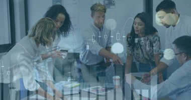 Okuldaki çeşitli bayan öğretmenlerin ve çeşitli öğrencilerin üzerindeki boya kalemlerinin görüntüsü. Dijital arayüz teknolojisi ve ağ konseptini dijital olarak oluşturan küresel iş veri işleme.