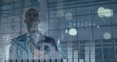 Kafkasyalı iş adamının yürümesi ve yorgun adam hakkındaki finansal veriler. Küresel ekonomi, finans, iş ve teknoloji kavramı dijital olarak oluşturulmuş görüntü.