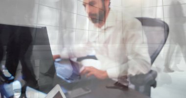 Bilgisayarı kullanarak iş adamının veri işleme görüntüsü. Küresel iş ortaklığı ve başarı kavramı dijital olarak oluşturulmuş görüntü.