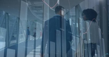 Ofiste yürüyen çeşitli iş adamlarının mali verilerinin görüntüsü. Küresel ekonomi, finans, iş ve teknoloji kavramı dijital olarak oluşturulmuş görüntü.