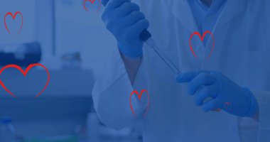 Eldivenli araştırmacı sıvıyı kalp kaplamalı bankta şişeye yerleştiriyor, uzayı kopyalıyor. Bilim, sağlık, yenilik, klinik, deney, tıbbi, kesinlik