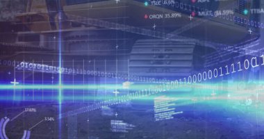Şehir sokak sahnesinde veri akışı yansıtılıyor. İkili kod, hisse senetleri ve siyan ışınla. Fütüristik, dijital, teknoloji, kentsel, veri görselleştirme, soyut, modern