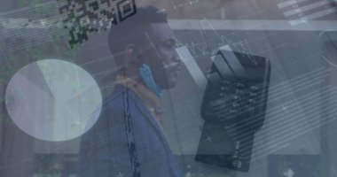 İş adamı ve ödeme terminali ile ilgili finansal veri işleme ve istatistikleri. Küresel iş, finans ve veri işleme kavramı dijital olarak oluşturulmuş görüntü.