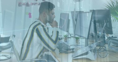 Erkekler üzerinde finansal veri işleme görüntüsü. Küresel iş, finans, dijital arayüz ve bağlantılar konsepti dijital olarak oluşturulmuş görüntü.