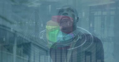 Afro-Amerikan iş adamının finansal veri işleme ve tarama görüntüsü. Küresel iş, finans ve veri işleme kavramı dijital olarak oluşturulmuş görüntü.