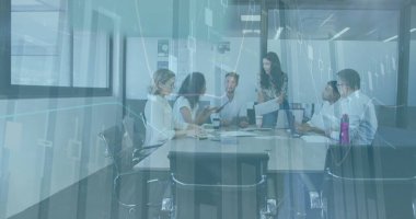 Ofisteki iş adamları üzerinde finansal veri işleme resmi. İş teknolojisi ve takım çalışması kavramı.