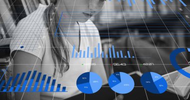 Kafkasyalı kızın üzerindeki mali veri işleme görüntüsü. Küresel iş, finans, veri işleme ve dijital arayüz kavramı dijital olarak oluşturuldu.