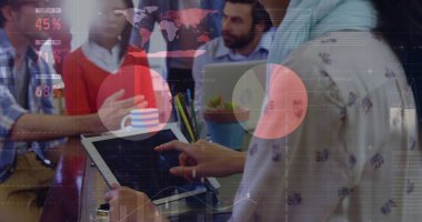 Çeşitli iş adamları üzerinde finansal veri işleme görüntüsü. Küresel iş veri işleme bağlantıları teknoloji ve dijital arayüz konsepti dijital olarak oluşturulmuş görüntü.