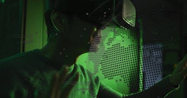 VR kulaklık takan Asyalı bir erkek üzerinde veri işleme ve küre görüntüsü. Küresel hesaplama ve veri işleme kavramı dijital olarak oluşturulmuş resim.