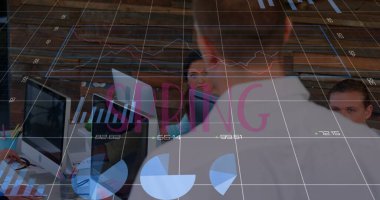 Ofiste çalışan iş adamlarının mali veri işleme görüntüsü. Küresel işletme veri işlemeyi ve dijital olarak üretilen görüntü konseptini finanse eder.