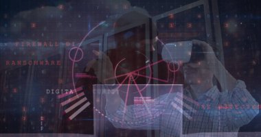 VR kulaklık takan erkek hacker ve beyaz adamın siber güvenlik veri işleme görüntüsü. Siber güvenlik ve iş teknolojisi kavramı