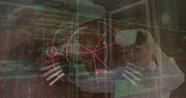 Ofiste VR kulaklık takan beyaz bir adamın görüntüsü ve veri işleme sistemi. Bilgisayar arayüzü ve iş teknolojisi kavramı