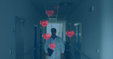 Kafkasyalı bir doktorun koridorda yürümesi üzerine sevgi dolu kalpler. Duygular, tıp ve sağlık konsepti dijital olarak oluşturulmuş imaj.