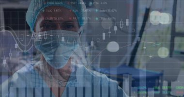 Çeşitli erkek doktor ve yüz maskesi üzerinde veri işleme görüntüsü. Küresel nakliye işi veri işleme ve dijital olarak üretilen görüntü teknolojisi kavramı.