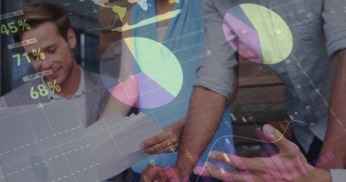 Ofisteki grafikleri ve veri örtülerini bilgisayar akıllı telefonuyla inceleyen iş birliği yapan profesyoneller. İş, takım çalışması, analitik, şirket, yenilik, strateji, üretkenlik