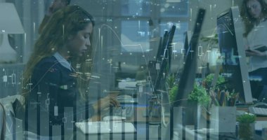 Kadınlar üzerinde finansal veri işleme görüntüsü. Küresel iş, finans, dijital arayüz ve bağlantılar konsepti dijital olarak oluşturulmuş görüntü.