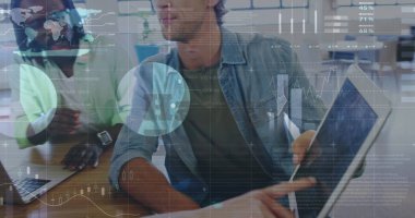 İş adamları üzerinde istatistik ve veri işleme görüntüsü. ticari bağlantı teknolojisi ve dijital arayüz konsepti dijital olarak oluşturulmuş görüntü.