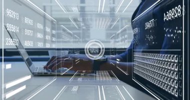 El, masanın üstündeki holografik veri panelleriyle bilgisayar ve kahve fincanı ile etkileşime giriyor. Gelecek, teknoloji, dijital, yenilik, iş, çalışma alanı, modern