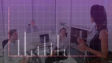 Toplantı odasında 3D bar tablosuna doğru hareket eden bir sunucu elinde akıllı telefon tutan bir adam verileri fark ediyor. Şirket, işbirliği, görselleştirme, modernlik, yenilik, analitik, takım çalışması