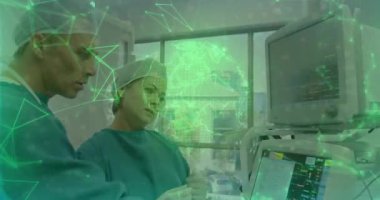 Tıbbi ekip ameliyat odasında hasta monitörünü inceliyor, yeşil ağ hologramını yansıtıyor. Sağlık, yenilik, bağlantı, teknoloji, profesyonellik, tanı, işbirliği
