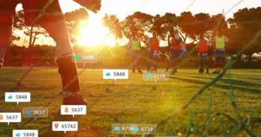 Bayan futbol takım arkadaşları günbatımı spor tatbikatı yapıyorlar. Kalp takipçisi ikonları gibi havada süzülüyorlar. Atletizm, takım çalışması, fitness, açık hava, canlı, dayanıklılık, rekabet